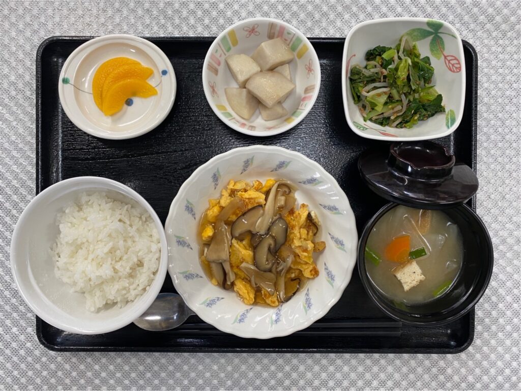 4月9日火曜日　きょうのお昼ごはんは、オムレツのきのこソース・青菜の旨味和え・煮ころがし・みそ汁・くだものでした。