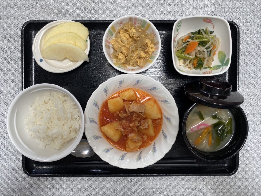 4月19日金曜日　きょうのお昼ごはんは、豚肉とじゃがいものトマト煮・青菜ときのこの和え物・卵とじ・みそ汁・くだものでした。