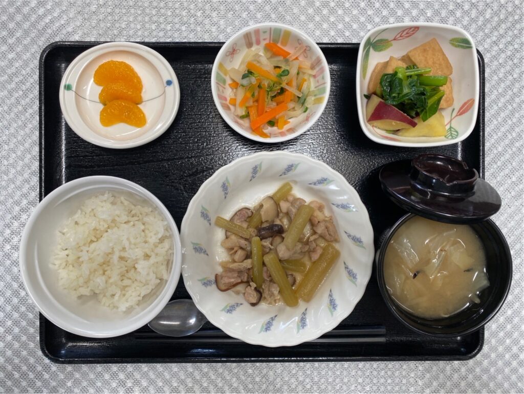 4月20日土曜日　きょうのお昼ごはんは、ふきと鶏肉のバターしょうゆ炒め・煮なます・厚揚げ煮・みそ汁・くだものでした。