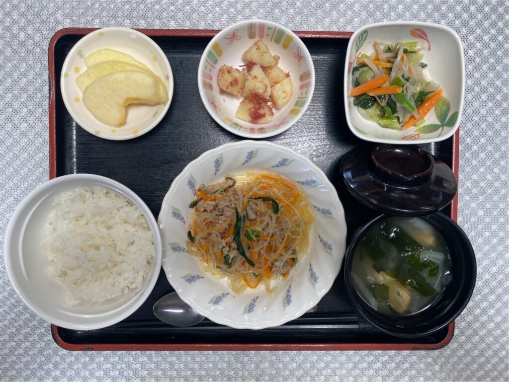 4月25日木曜日　きょうのお昼ごはんは、挽肉と春雨の中華炒め・コンビーフポテト・青菜和え・みそ汁・くだものでした。