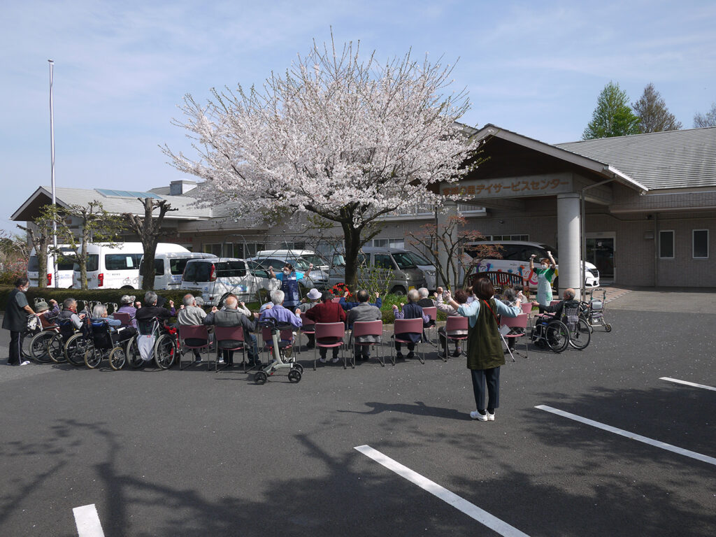 4月13日、桜見のレクリエーションでした。