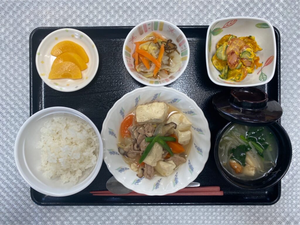 4月1日月曜日　きょうのお昼ごはんは、肉豆腐　もずく和え・かぼちゃサラダ・みそ汁・果物でした。