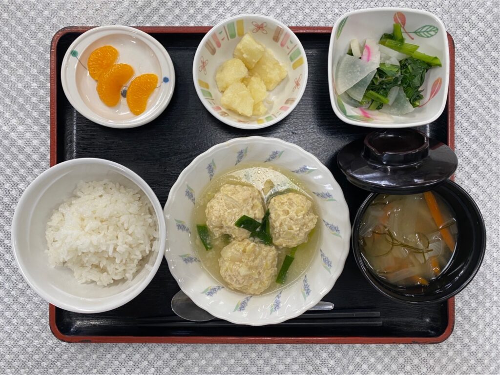4月3日水曜日　きょうのお昼ごはんは、鶏キャベツだんご・じゃがバター・生姜和え・みそ汁・果物でした。