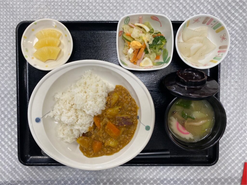 4月6日土曜日　きょうのお昼ごはんは、おさつと挽肉のカレー・卵サラダ・レモン大根・スープ・くだものでした。