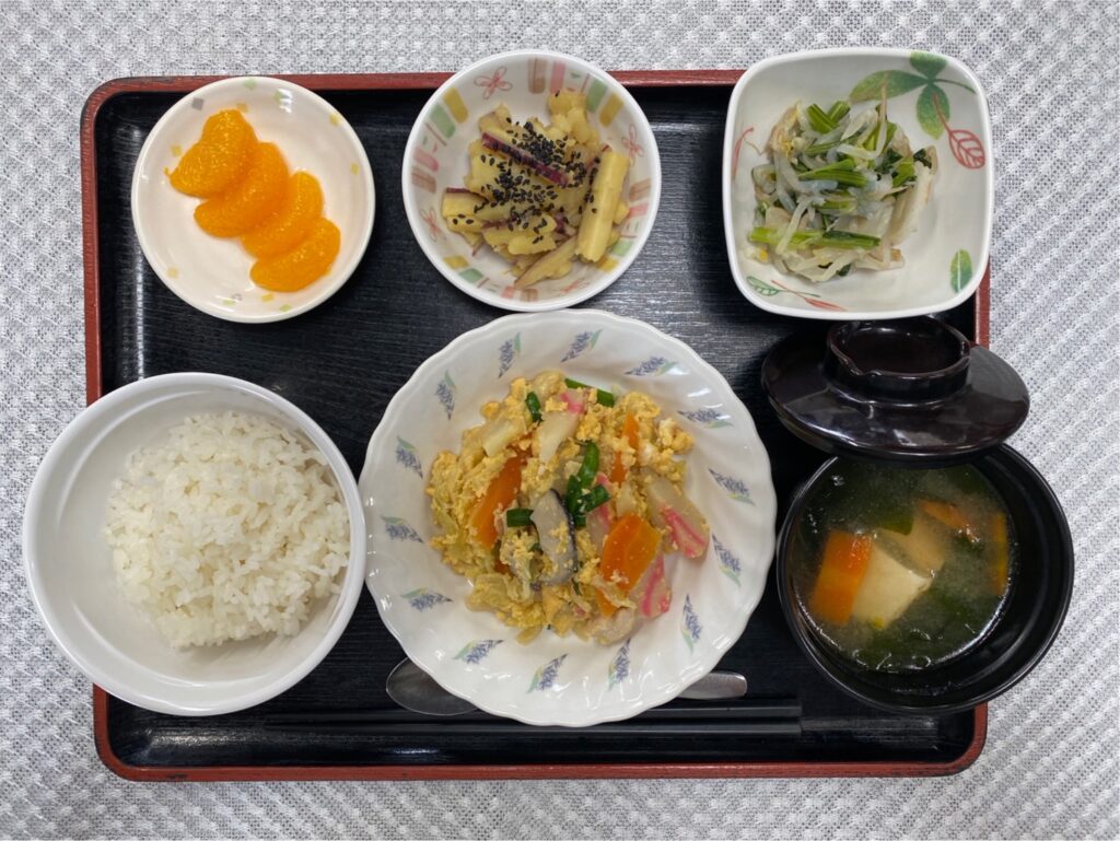 4月12日金曜日きょうのお昼ごはんは、親子煮・具だくさんおろし・おさつきんぴら・みそ汁・くだものでした。