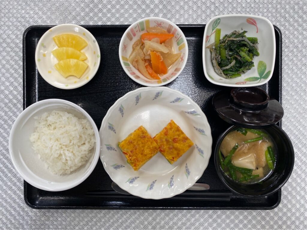 4月18日木曜日　きょうのお昼ごはんは、カラフル卵焼き・ツナと大根の煮物・ごま和え・みそ汁・くだものでした。