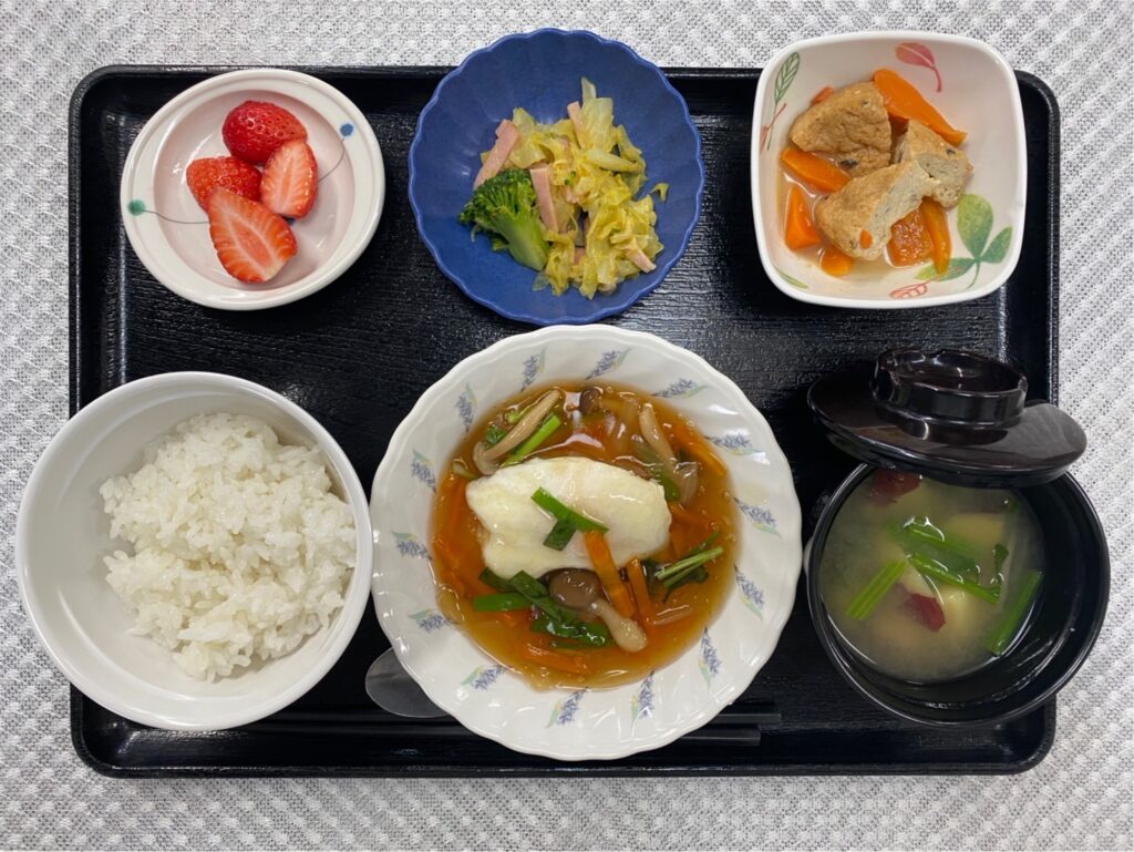 4月22日月曜日　きょうのお昼ごはんは、落とし卵の野菜あんかけ・ハムと白菜のカレー和え・煮物・みそ汁・くだものでした。