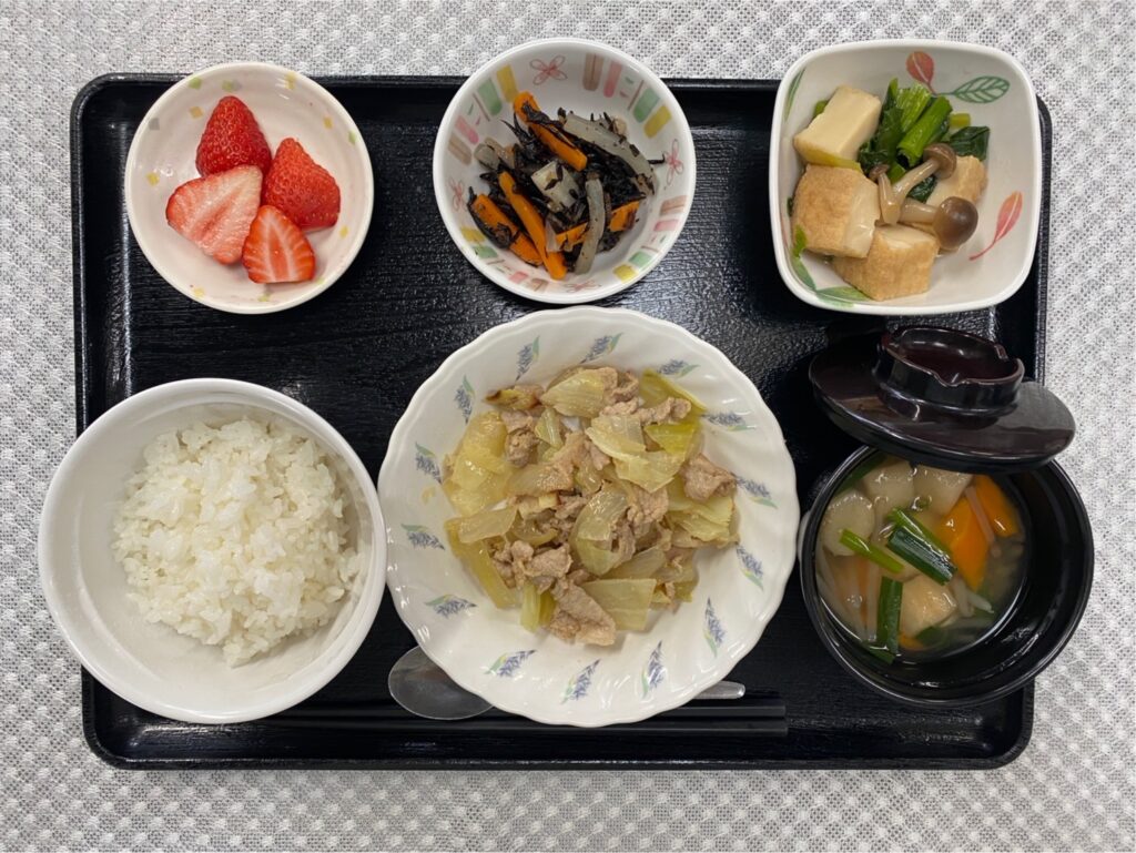 4月23日火曜日　きょうのお昼ごはんは、豚肉とはちみつの生姜焼き・ひじき和え・お浸し・みそ汁・くだものでした。