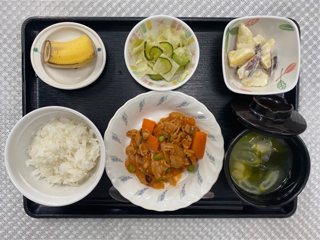 4月24日水曜日　きょうのお昼ごはんは、ポークチャップ・甘ずっぱおさつサラダ・生姜和え・みそ汁・くだものでした。