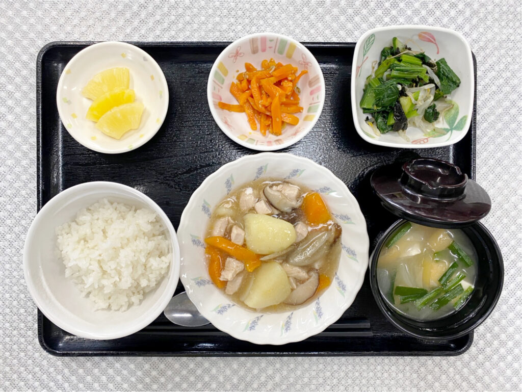 4月30日火曜日　きょうのお昼ごはんは、吉野煮・焼きのり和え・じゃこ人参・みそ汁・くだものでした。