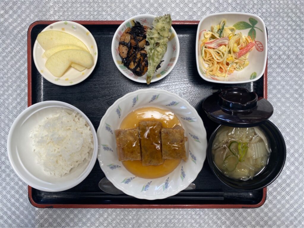 4月10日水曜日　きょうのお昼ごはんは、れんこん入りあんかけハンバーグ・たろっぺの天ぷら・スパゲッティサラダ・ひじき煮・みそ汁・くだものでした。