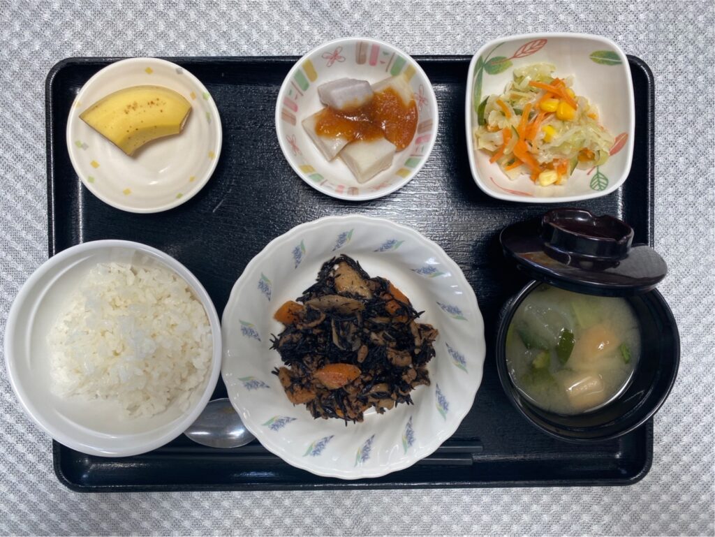 4月15日月曜日　きょうのお昼ごはんは、磯炒め・コールスローサラダ・里芋のみそだれ・みそ汁・くだものでした。