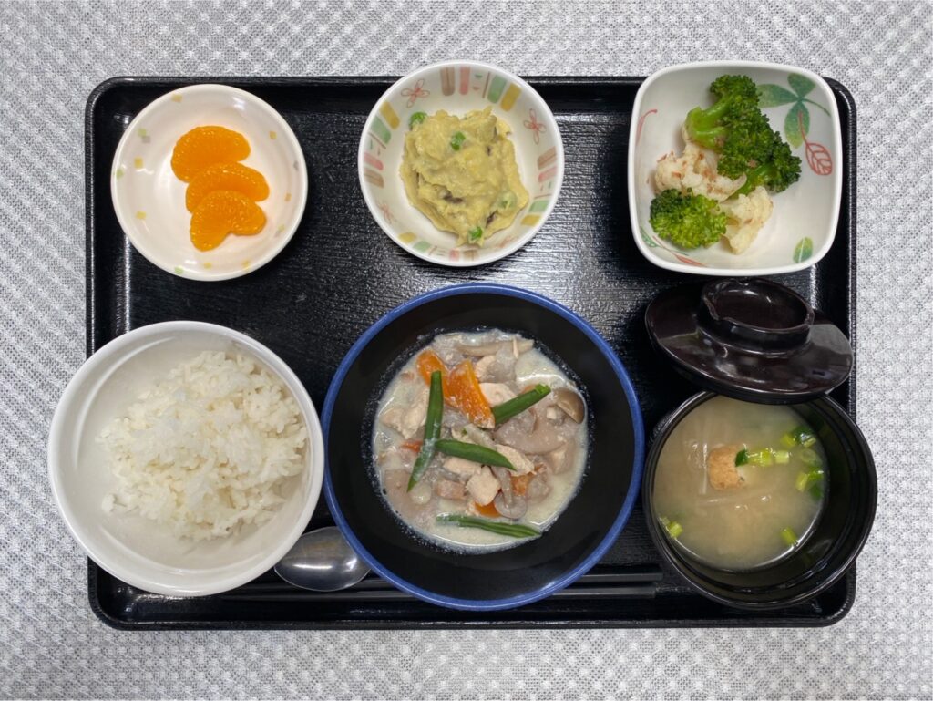 4月17日水曜日　きょうのお昼ごはんは、豆乳煮・おさつサラダ・花野菜のおかか和え・みそ汁・くだものでした。