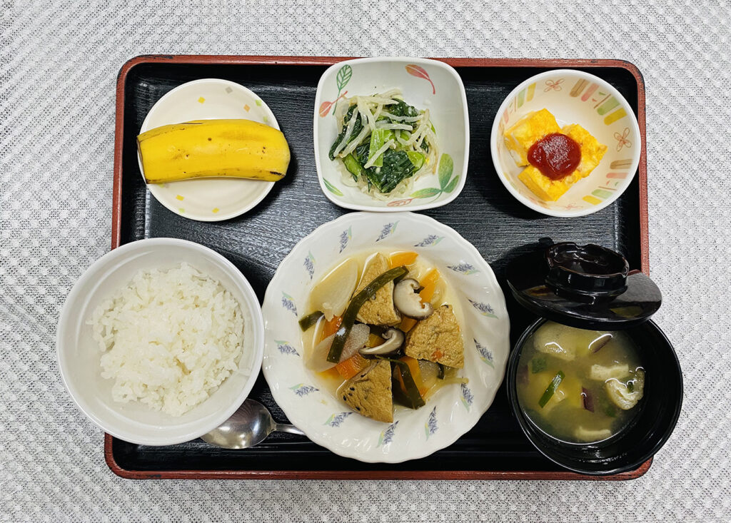 4月5日金曜日　きょうのお昼ごはんは、がんもと根菜の含め煮・はんぺんのピカタ・和え物・みそ汁・くだものでした。