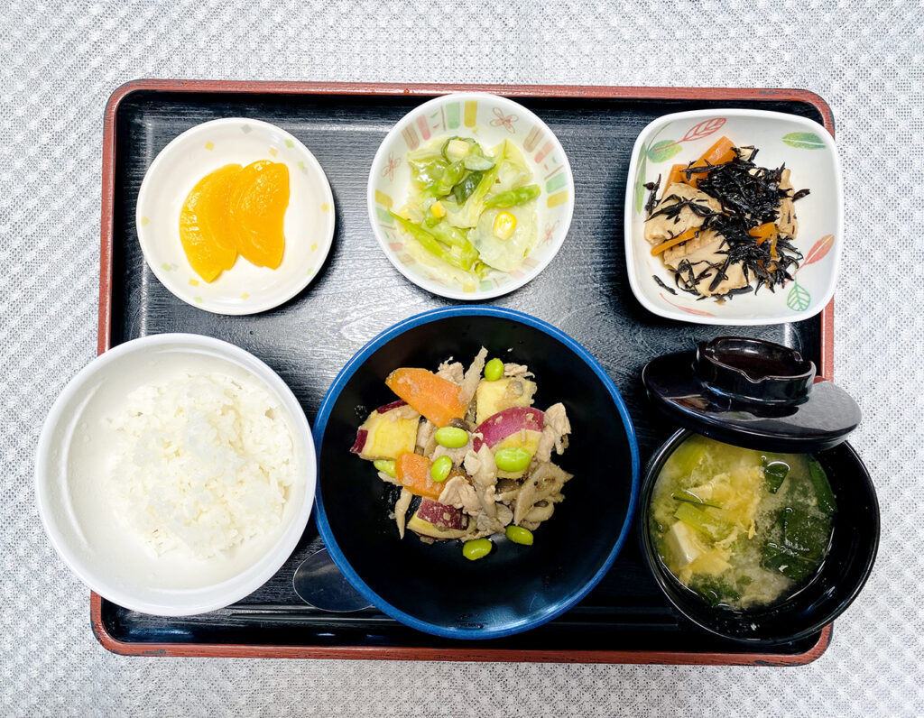 5月18日土曜日　　きょうのお昼ごはんは、豚肉と根菜の炒め物・アスパラサラダ・含め煮・みそ汁・くだものでした。