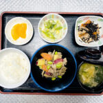 5月18日土曜日　　きょうのお昼ごはんは、豚肉と根菜の炒め物・アスパラサラダ・含め煮・みそ汁・くだものでした。