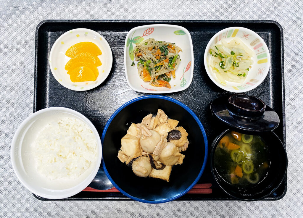 5月10日金曜日　きょうのお昼ごはんは、里芋と厚揚げのこっくり煮・じゃこ大根・ごま和え・みそ汁・くだものでした。