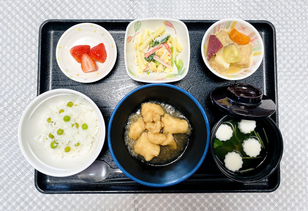 5月4日土曜日　きょうのお昼ごはんは、グリーンピースご飯・鶏肉の揚げ煮・サラダ・含め煮・お吸い物・くだものでした。