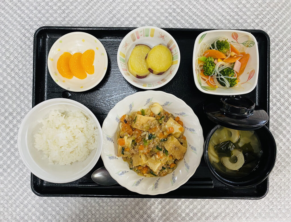5月1日火曜日　きょうのお昼ごはんは、家常豆腐・春雨サラダ・さつまいも煮・みそ汁・くだものでした。