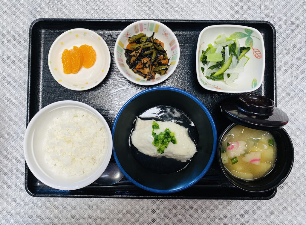 5月29日水曜日　きょうのお昼ごはんは、鰆のかぶら蒸し・ひじき炒め・わさび和え・みそ汁・くだものでした。