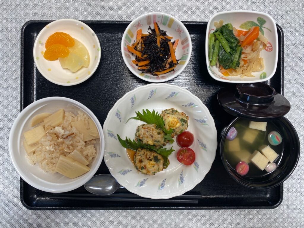 5月3日金曜日　きょうのお昼ごはんは、筍ごはん・ニラマヨつくね・切り干し煮・ひじきと人参のサラダ・お吸い物・くだものでした。