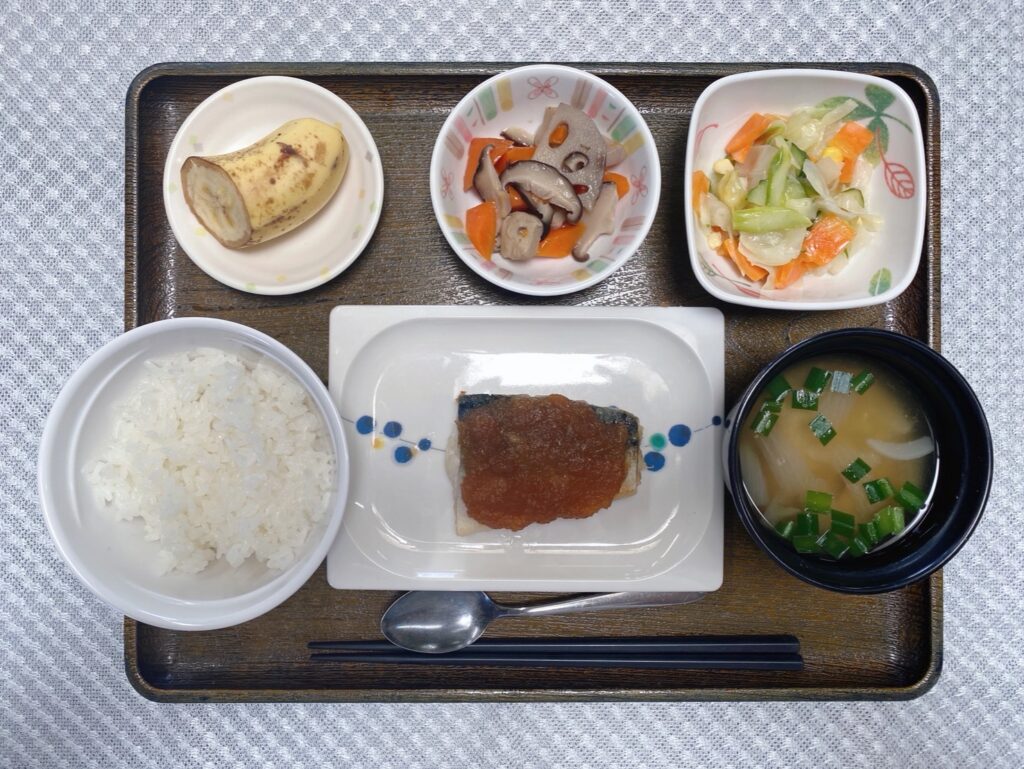 5月9日木曜日　きょうのお昼ごはんは、鯖の新玉ねぎ風味・高野豆腐の含め煮・サラダ・みそ汁・くだものでした。