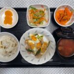 5月25日土曜日　きょうのお昼ごはんは、ゆで卵の粒マスタード焼き・サラダ・人参の和風ピクルス・ソーセージのトマトスープ・くだものでした。