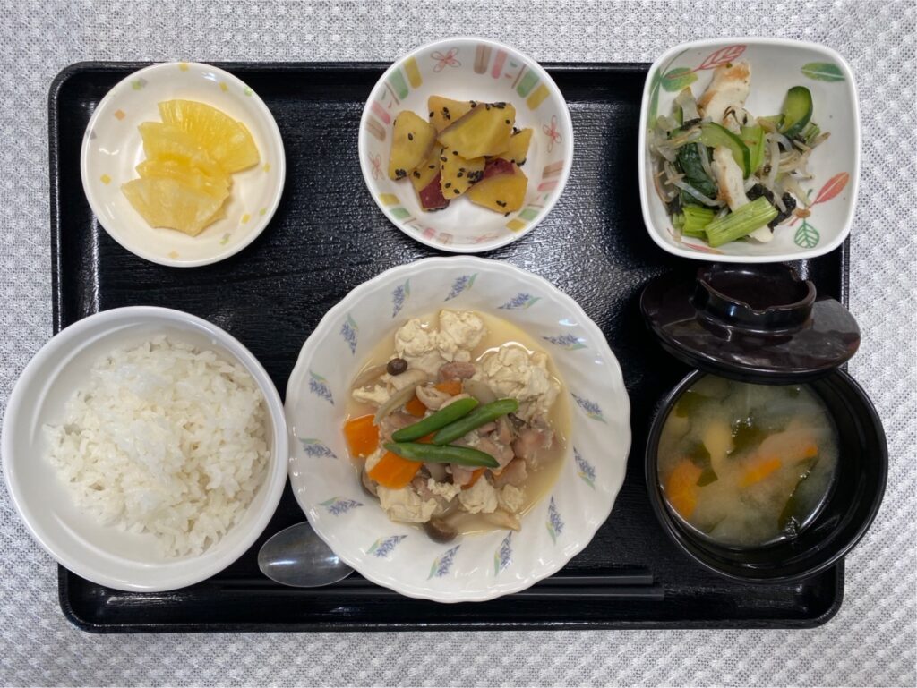 5月27日月曜日　きょうのお昼ごはんは、たっぷり野菜の炒り豆腐・焼きのり和え・大学芋煮・みそ汁・くだものでした。