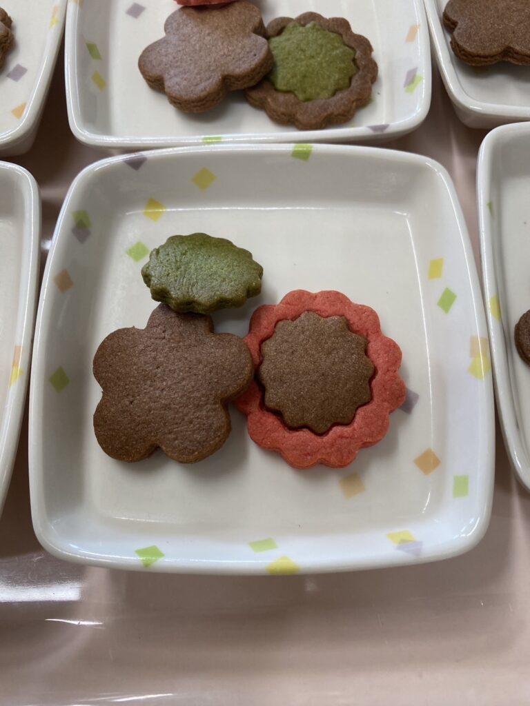 5月27日月曜日　きょうのおやつは、お花のクッキーでした。