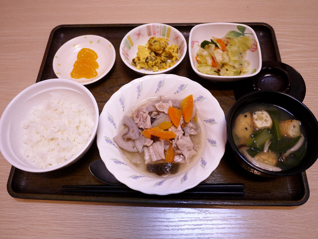 5月2日木曜日　きょうのお昼ごはんは、和風ポトフ・天かす和え・高菜の炒り卵・みそ汁・くだものでした。