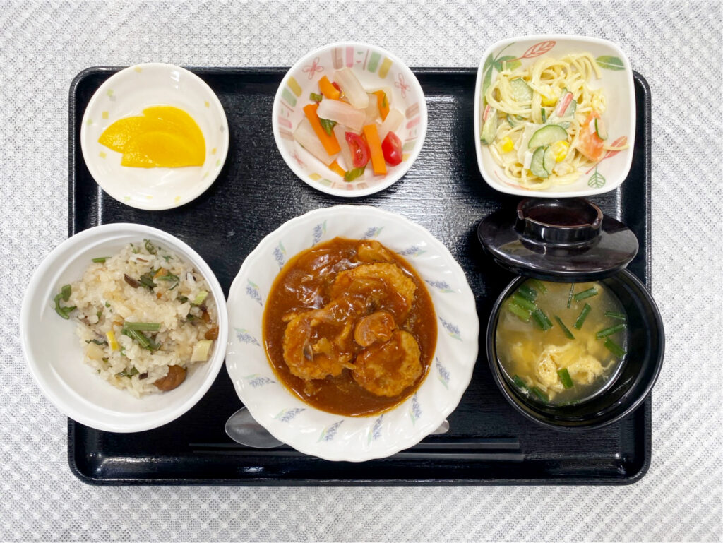 5月6日月曜日　きょうのお昼ごはんは、山菜おこわ・煮込みハンバーグ・スパゲッティサラダ・和風マリネ・スープ・くだものでした。