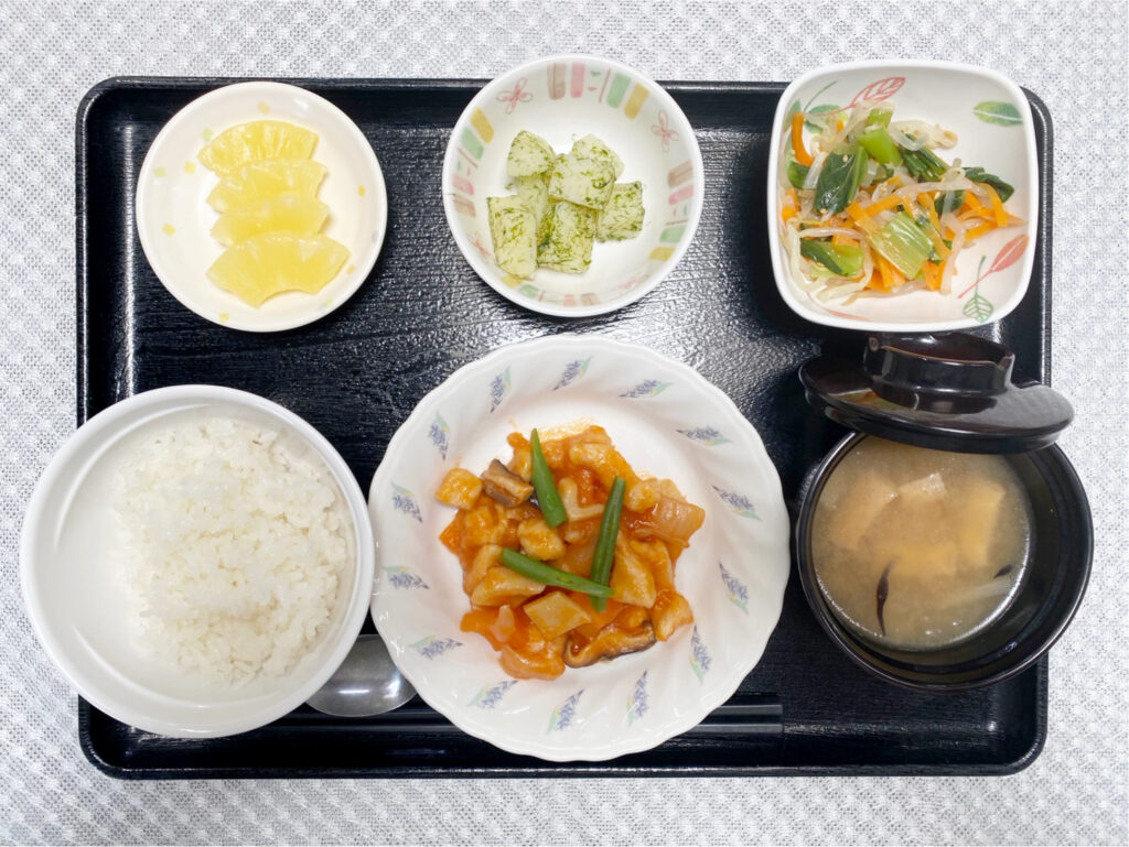 5月8日水曜日　きょうのお昼ごはんは、酢鶏・ナムル・のり塩ポテト・みそ汁・くだものでした。