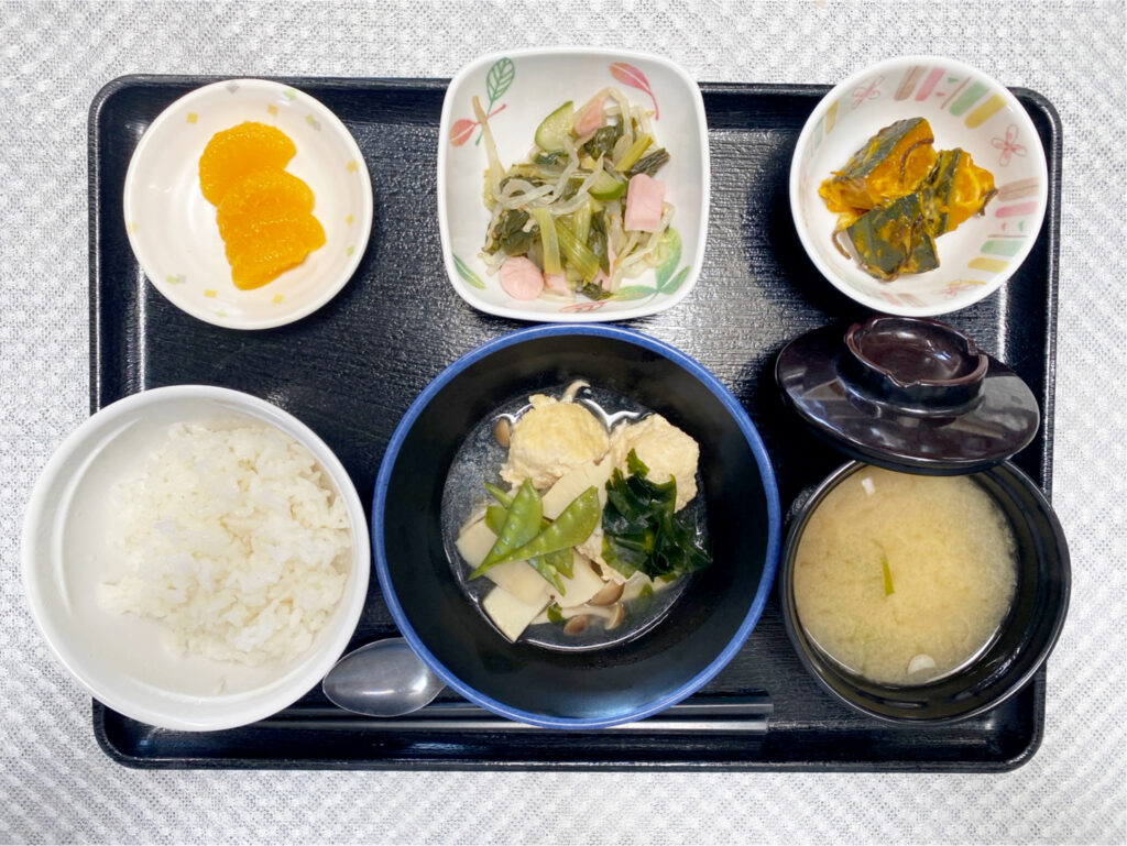 5月11日土曜日　きょうのお昼ごはんは、肉だんごの若鶏煮・和え物・塩昆布かぼちゃ・みそ汁・くだものでした。