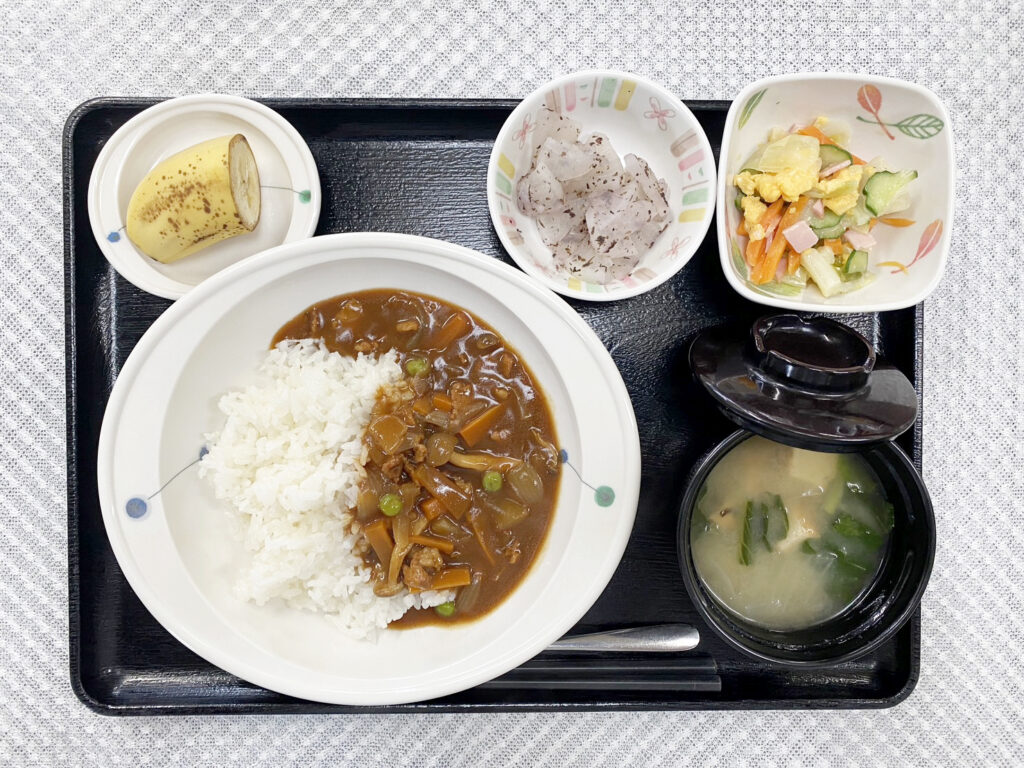 5月13日月曜日　きょうのお昼ごはんは、ハヤシライス・たまごサラダ・ゆかり大根・みそ汁・くだものでした。