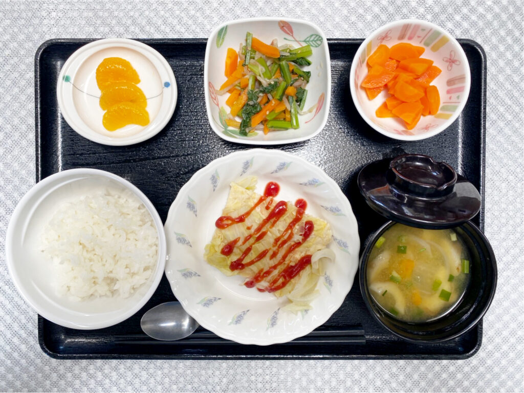 5月14日火曜日　きょうのお昼ごはんは、鶏挽肉とキャベツの重ね蒸し・おかか和え・レモンバター人参・みそ汁・くだものでした。