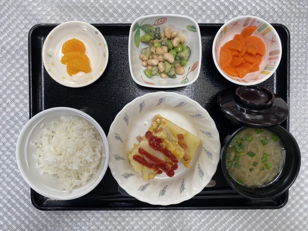 5月20日月曜日　きょうのお昼ごはんは、春キャベツと新じゃがのオムレツ・お豆とキュウリのごまマヨサラダ・人参の薄甘露煮・みそ汁・くだものでした。