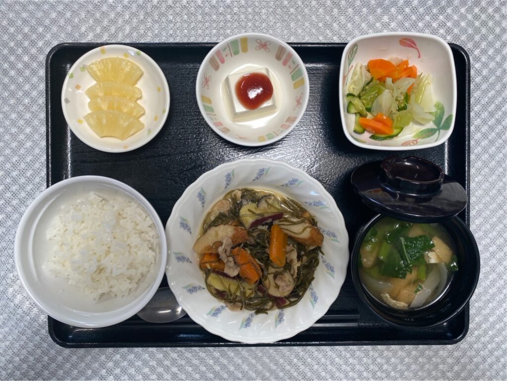 5月21日火曜日　きょうのお昼ごはんは、豚肉と切昆布の炒め物・浅漬け・梅香味奴・みそ汁・くだものでした。