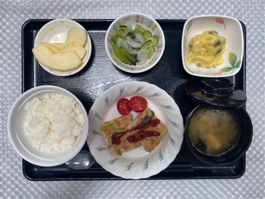 5月24日金曜日　きょうのお昼ごはんは、アスパラハンバーグ・おさつサラダ・生姜和え・みそ汁・くだものでした。
