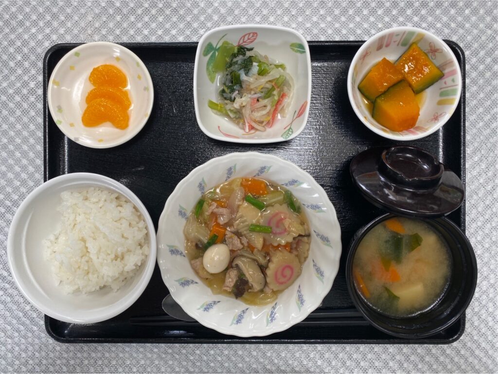 5月30日木曜日　きょうのお昼ごはんは、八宝菜・甘酢和え・かぼちゃ煮・みそ汁・くだものでした。