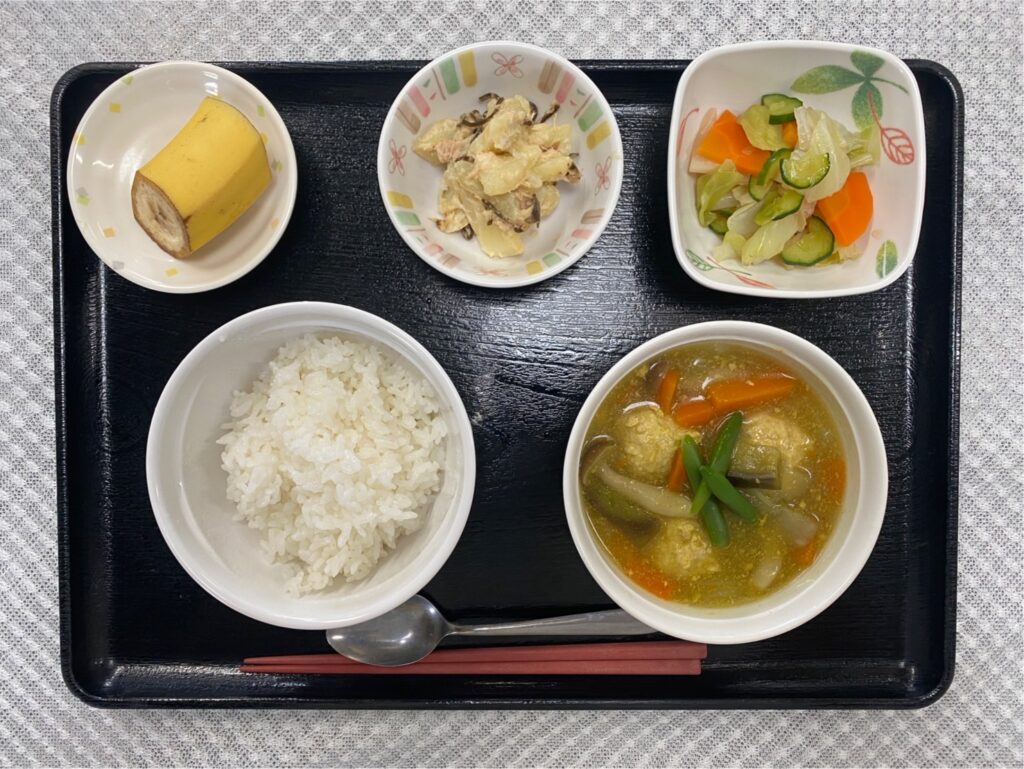 5月31日金曜日　きょうのお昼ごはんは、肉だんごのカレースープ煮・ツナマヨおじゃが・和え物・くだものでした。