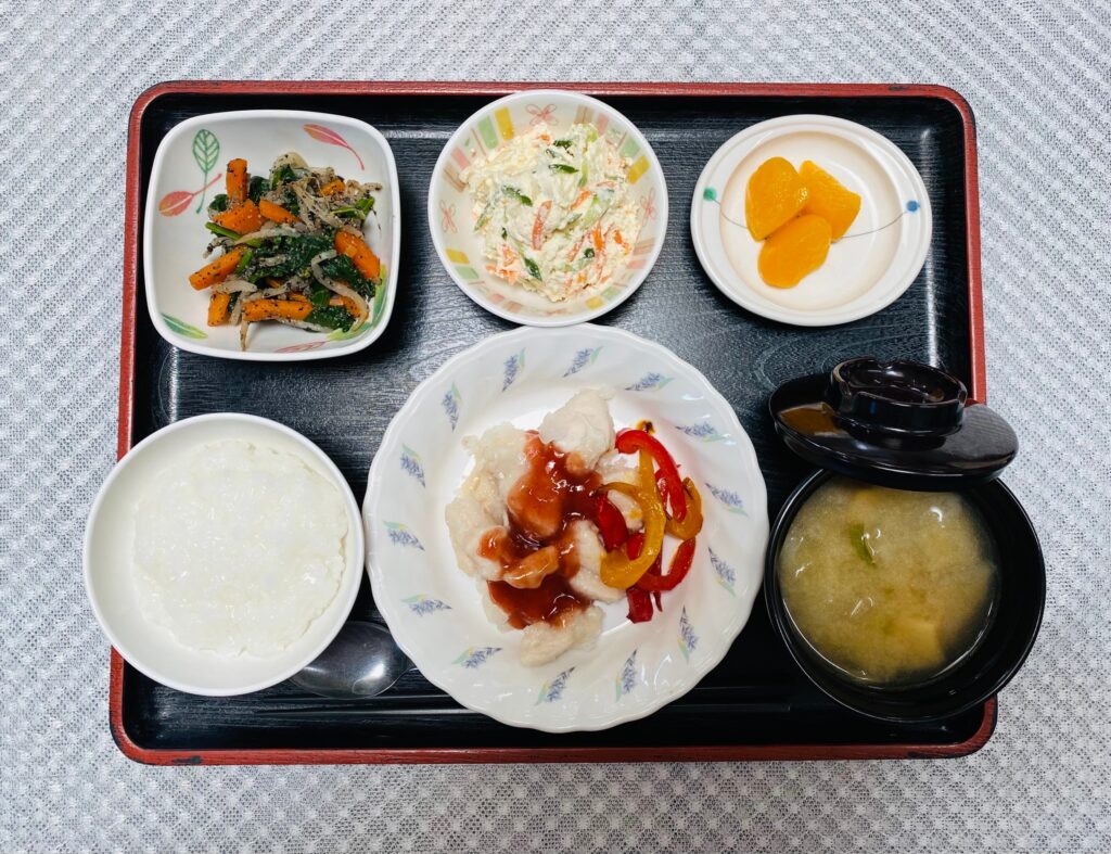 6月1日土曜日　きょうのお昼ごはんは、鶏肉の梅照り焼き・おからサラダ・ごま和え・みそ汁・くだものでした。