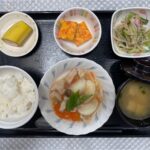 6月6日木曜日　きょうのお昼ごはんは、鶏肉の治部煮・青菜和え・人参の卵焼き・みそ汁・くだものでした。