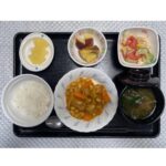 7月22日月曜日　今日のお昼ごはんは、鶏肉と大豆のカレー煮・サラダ・さつまいものレモン蒸し・みそ汁・くだものでした。