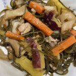 10月1日火曜日　きょうのお昼ごはんは、豚肉と切り昆布の炒め煮・青菜のからし和え・くず煮・みそ汁・くだものでした。