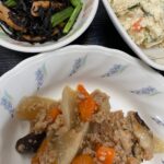 11月1日金曜日　きょうのお昼ごはんは、根菜のそぼろ煮・おからサラダ・ひじき炒め・みそ汁・くだものでした。