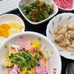 2月11日火曜日　きょうのお昼ごはんは、ちらし寿司・鶏肉のみそ漬け蒸し・青菜和え・すまし汁・くだものでした。
