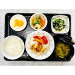 2月19日水曜日　きょうのお昼ごはんは、鶏肉の梅照り焼き・焼きのり和え・煮物・みそ汁・くだものでした。