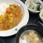2月21日金曜日　きょうのお昼ごはんは、カレーライス・マカロニサラダ・生姜和え・みそ汁・くだものでした。