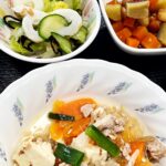 3月5日水曜日　きょうのお昼ごはんは、豚肉と豆腐のチャンプルー・煮物・和え物・みそ汁・くだものでした。