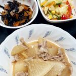 4月8日火曜日　きょうのお昼ごはんは、豚肉と大根の甘みそ煮・カラフルサラダ・ひじき炒め・みそ汁・くだものでした。